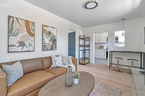 Pink Door, Livermore! Queen Bed - 0.5 Miles to downtown