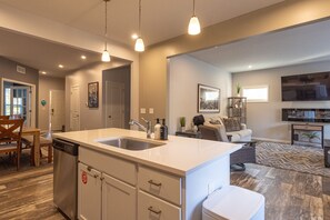 Interior - Harbor Pointe - Modern, Close to Lake Michigan! (South Haven)