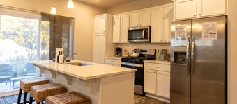 Harbor Pointe - Modern, Close to Lake Michigan!