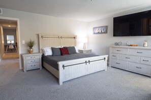 5 bedrooms, iron/ironing board, free WiFi, bed sheets - Harbor Pointe - Modern, Close to Lake Michigan! (South Haven)