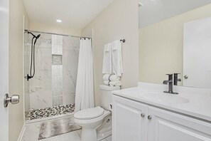 Shower, hair dryer, towels, soap - Perfect Private Birmingham Getaway Near Downtown! (Birmingham)
