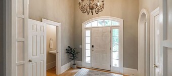 Classic City Retreat in Five Points, Athens GA | Theater | Hot Tub | Christmas