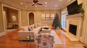 Älytelevisio, takka, pöytäjalkapallopöytä, pöytätennispöytä