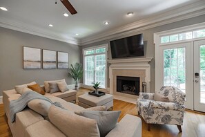 Smart TV, chimenea, futbolito y tenis de mesa 
