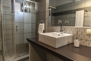 Dusche, Haartrockner, Hausschuhe, Handtücher