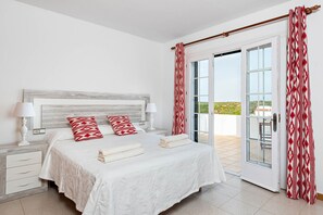 3 bedrooms, in-room safe, iron/ironing board, free WiFi - Villa Cala Llonga by Escape Home (Maó)
