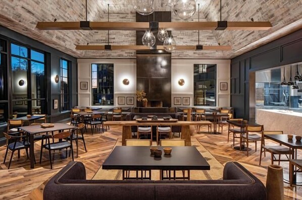 2 restaurants; breakfast, lunch and dinner served 