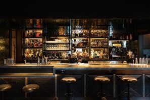 2 restaurants; breakfast, lunch and dinner served 