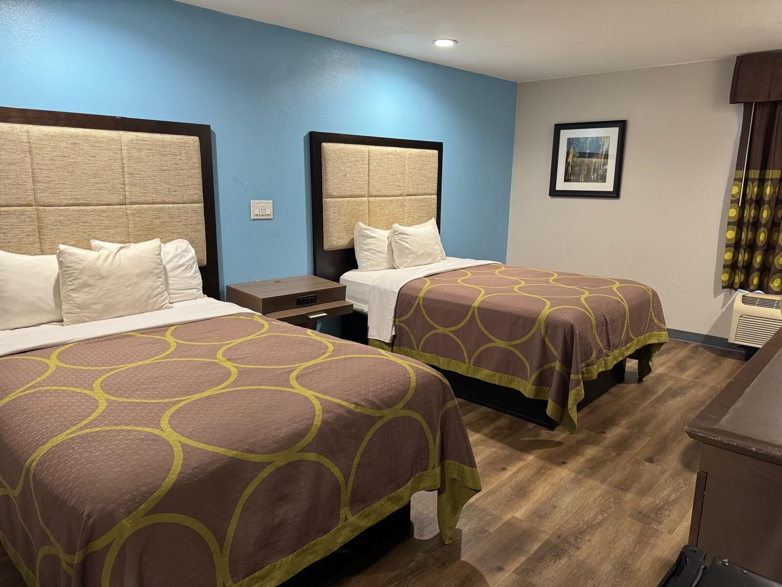 Kamar Double atau Twin Basic | Meja kerja, setrika/meja setrika, dan tempat tidur lipat/tambahan