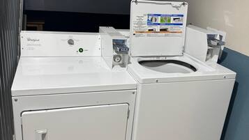 Una unitat de rentadora i assecadora frontals Whirlpool, amb quadre de control i etiqueta de preu de 2,00 $.
