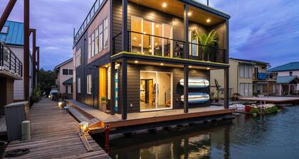 Floating Home on the Willamette