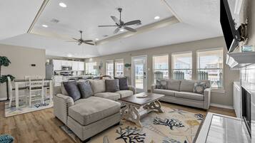 Smart-TV, Kamin, Tischtennisplatte, Bücher