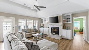 Smart-TV, Kamin, Tischtennisplatte, Bücher