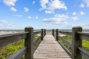 In Strandnähe, Liegestühle, Strandtücher