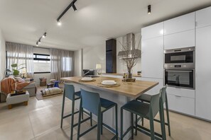 Geladeira, micro-ondas, fogão, lava-louças