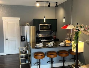 Refrigerador, microondas, horno y parrilla de estufa