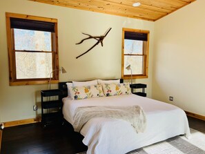 2 bedrooms, in-room safe, WiFi, bed sheets - Hawk Ridge Retreat - Athens County Getaway (Athens)