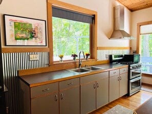 Réfrigérateur, four à micro-ondes, un four, surface de cuisson