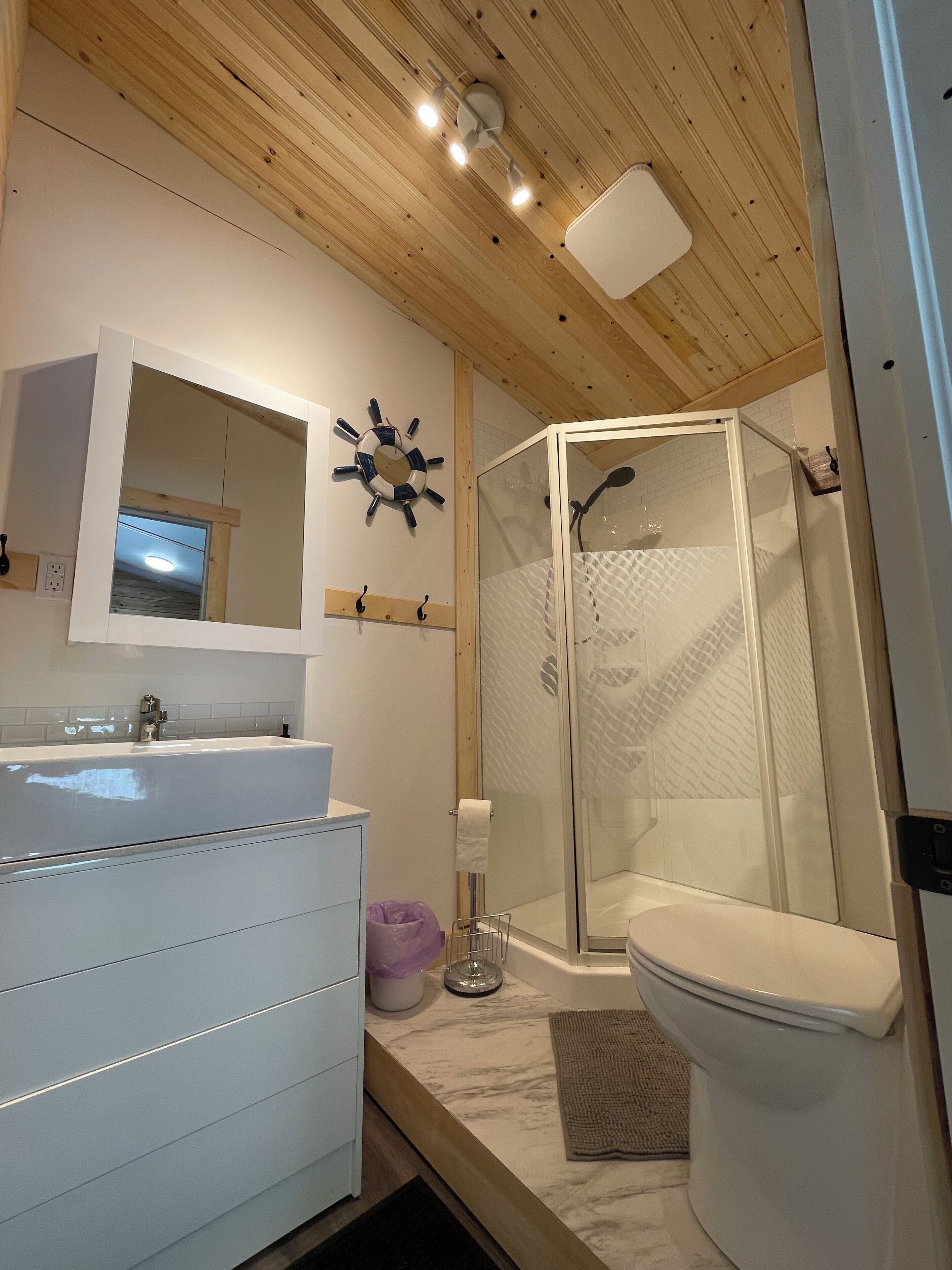 Een douche, handdoeken, zeep, toiletpapier