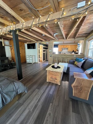 Smart TV, fireplace, books - Cozy Cabin surrounded by nature-minutes away from Annapolis Royal! (Annapolis Royal)