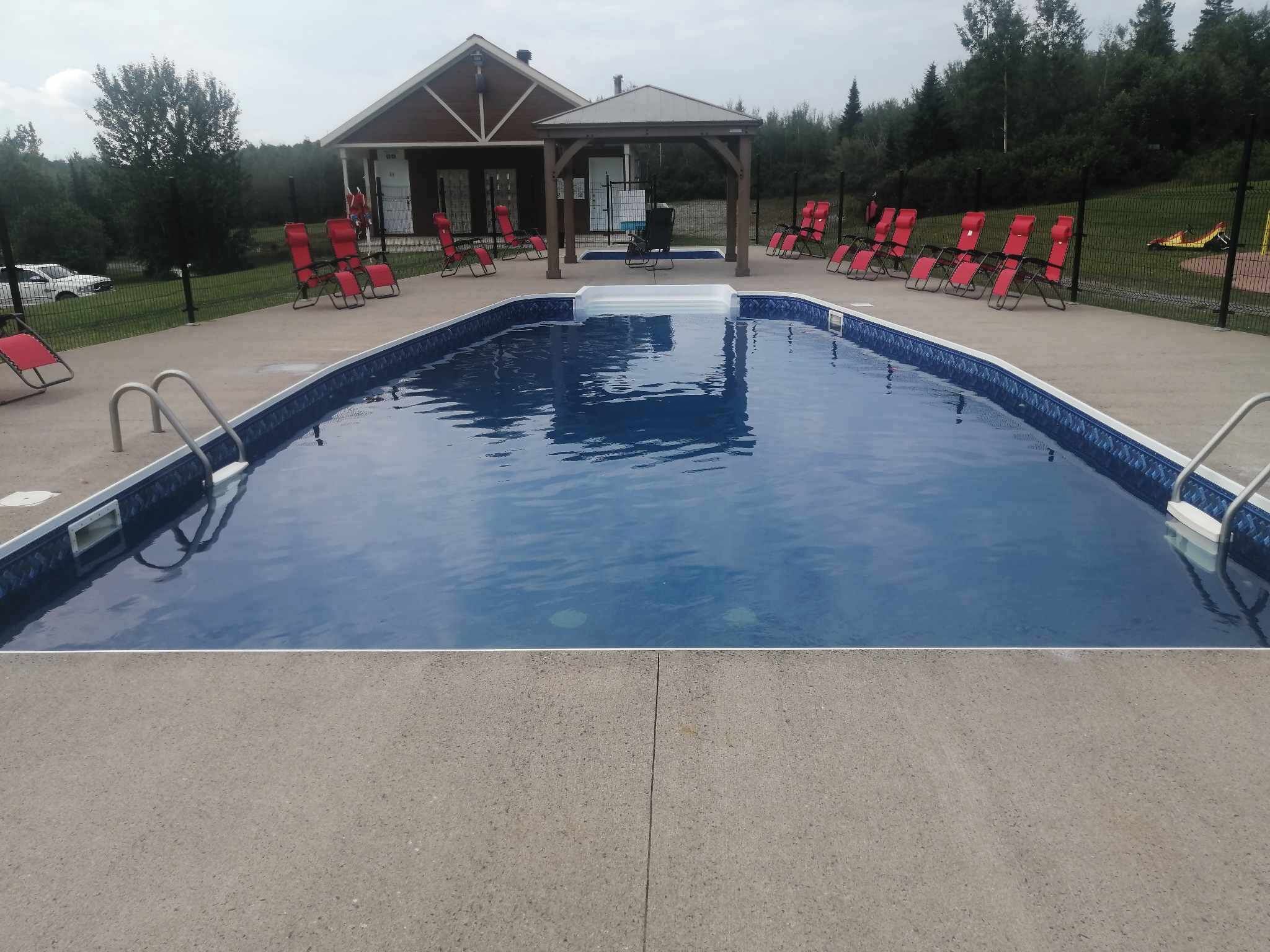 Alberca al aire libre por temporada y sombrillas en la alberca 