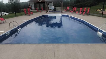 Alberca al aire libre por temporada y sombrillas en la alberca