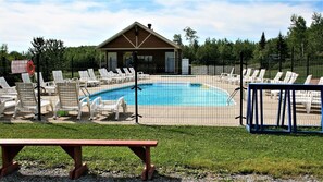 Een seizoensgebonden buitenzwembad en parasols bij het zwembad