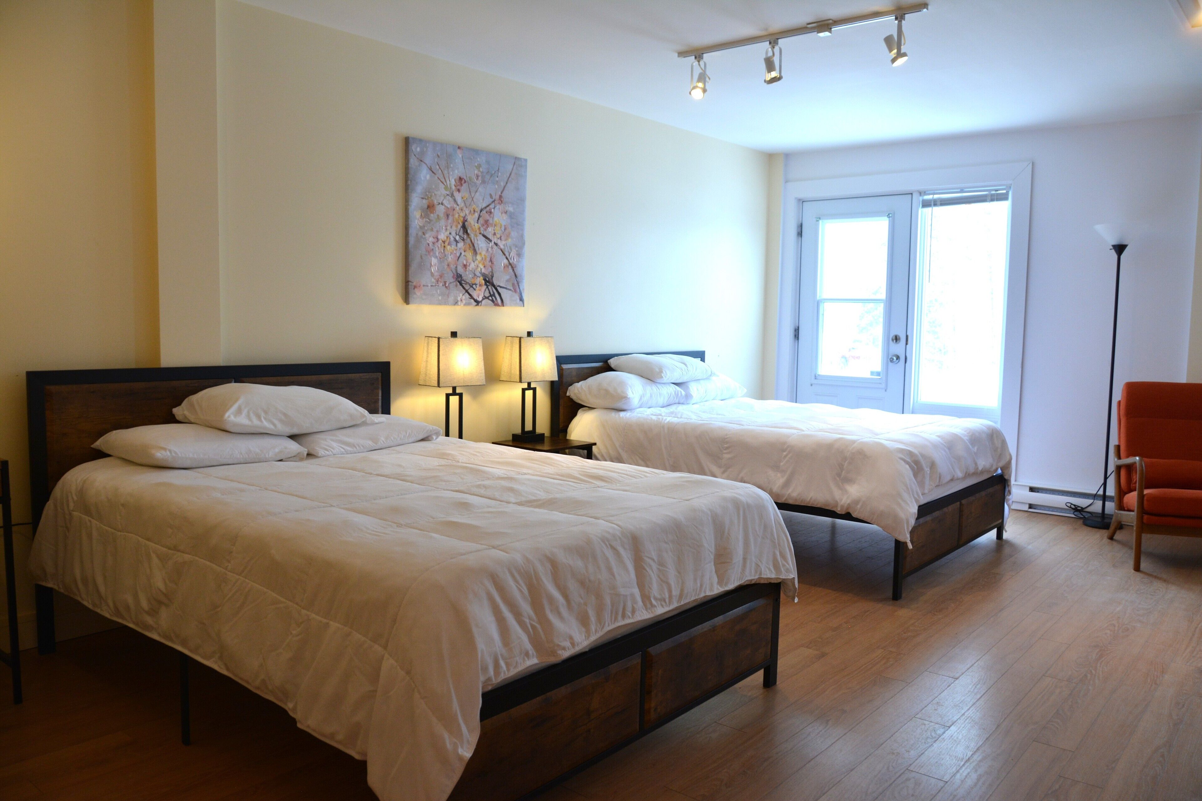 Suite Studio Confort, 2 grands lits | Coin séjour | Télévision à écran plat, baby-foot, table de tennis de table