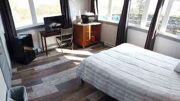 Comfort Room, 1 Queen Bed, Non Smoking, Refrigerator & Microwave | 4 bedrooms, blackout drapes, iron/ironing board, free WiFi