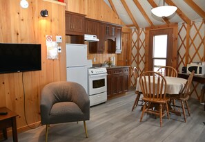 Deluxe boomhut | Woonruimte | Flatscreentelevisie, tafelvoetbal en een tafeltennistafel