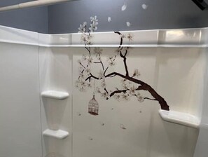 Secador de cabelo, toalhas de banho, sabonete, shampoo