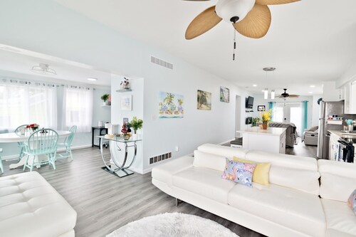 Luxe Private Beachfront Retreat on Delaware River!