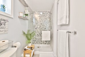 Douche, sèche-cheveux, serviettes fournies, savon