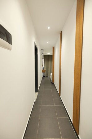 Escritorio, sistema de insonorización y wifi gratis 