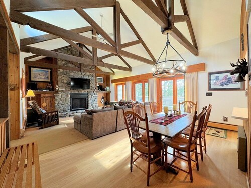 3-Level End unit Townhouse in Bromley's Clovers