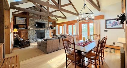 3-Level End unit Townhouse in Bromley's Clovers
