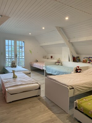 4 bedrooms, iron/ironing board, WiFi