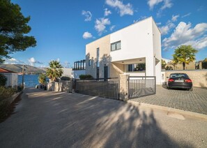 Exterior - Villa Panda - Six Bedroom Villa, Sleeps 11 (Okrug Gornji)