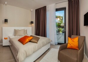 6 bedrooms, iron/ironing board, Internet, bed sheets