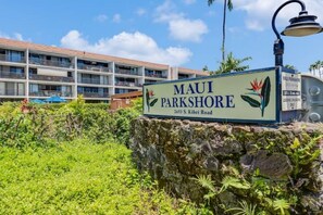 Exterior - STEPS TO THE BEACH - Kihei Condo - Peek Ocean Views (Kihei)