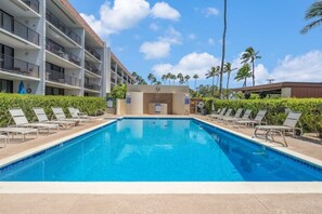 A heated pool - STEPS TO THE BEACH - Kihei Condo - Peek Ocean Views (Kihei)