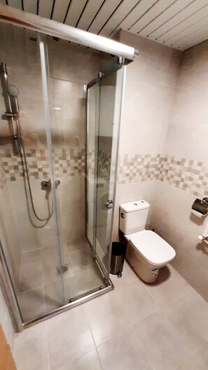 Haartrockner, Handtücher, Seife, Toilettenpapier