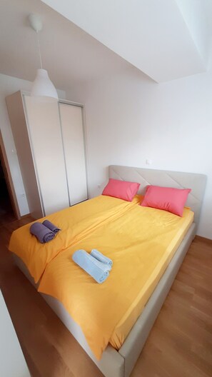 1 chambre, bureau, chambres insonorisées, fer et planche à repasser