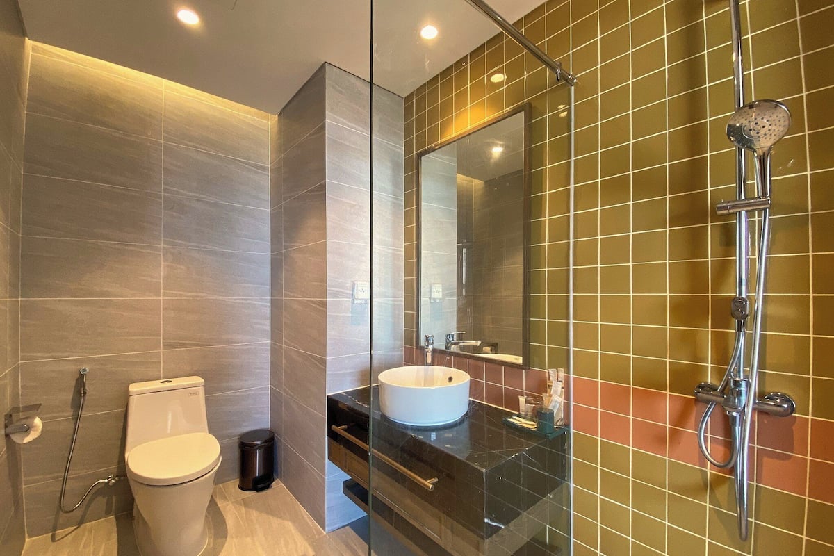 Superior Double Room, 1 Bedroom, Garden View, Sea Facing | Bathroom | Shower, hydromassage showerhead, designer toiletries, hair dryer