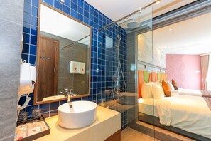 Executive Room, 1 Bedroom, Partial Ocean View, Sea Facing | Bathroom | Shower, hydromassage showerhead, designer toiletries, hair dryer