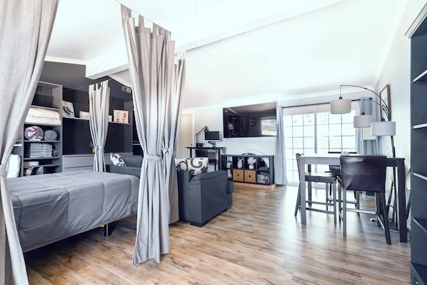 1 Schlafzimmer, Zimmersafe, Schreibtisch, Bügeleisen/Bügelbrett