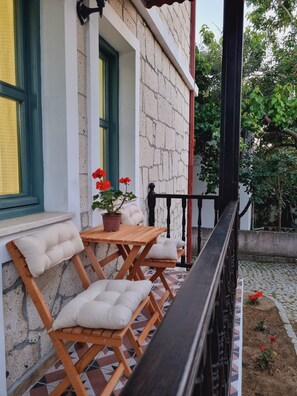 Apartamento de diseño, 1 cama de matrimonio grande con sofá cama, vistas al patio | Balcón