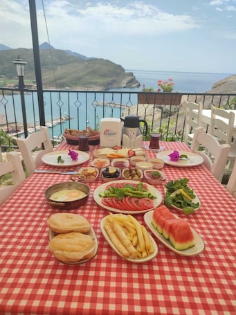 Se ofrece un desayuno bufé todos los días (por un coste adicional)