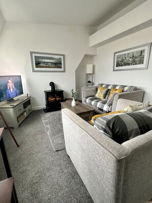 TV, fireplace, books - The Lookout, Bridlington (East Riding of Yorkshire)