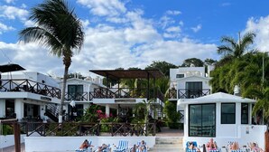 A resort with a pool area, lounge chairs, and a wooden deck. - Hotel Aldea 19 Bacalar (Bacalar)